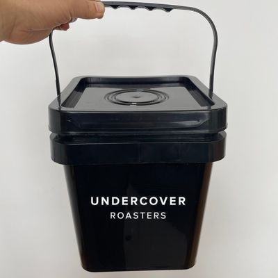 Cubo de plástico con tapa cuadrada para embalaje de alimentos envases barricas en entornos industriales