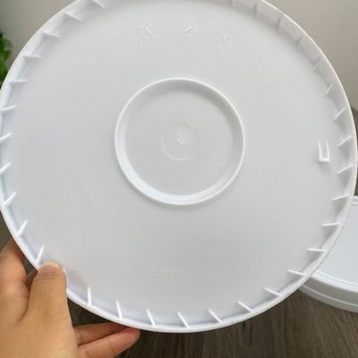 Cubo de plástico de 5 galones de fácil apertura con tapa de tornillo y accesorios de mango
