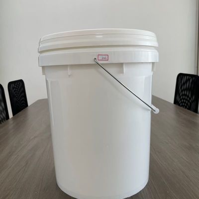 Contenedor polivalente de plástico negro redondo de 18L con tapa y manija