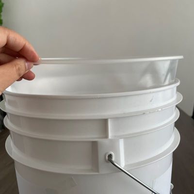 Cubo de plástico redondo versátil para diversas condiciones de trabajo personalizable y duradero