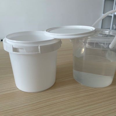 Personalice su embalaje con cubos redondos de plástico de 2L y un mango a prueba de manipulación