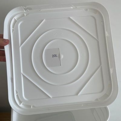 Contenedor de plástico cuadrado con accesorios baldes tapa y manija Capacidad de 20 litros