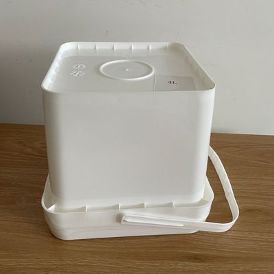 Se trata de un recipiente de plástico con un contenedor de plástico de 2L / 4L / 5L / 6L / 10L / 18L / 20L.