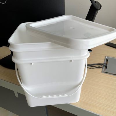 Cubo de plástico cuadrado de 15L personalizable con mango de impresión y accesorios