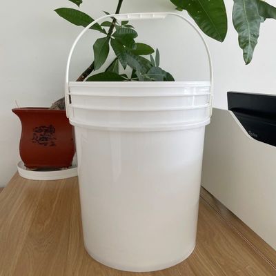 Cubo de pintura de 18L con tapa y mango hecho de polipropileno resistente a la manipulación/HDPE