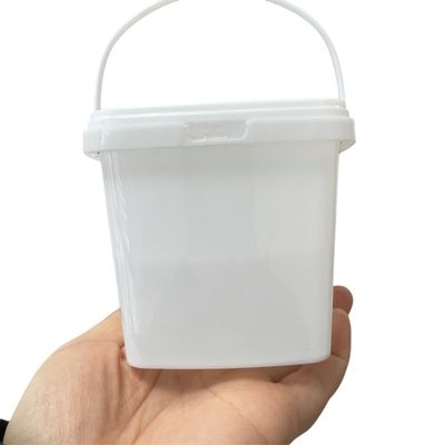 Mantenga sus herramientas cuidadosamente almacenadas con este cubo de plástico transparente y tapa sellada