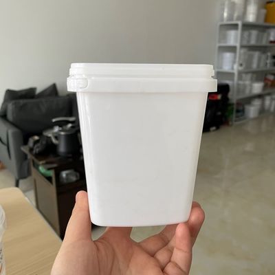 Mantenga sus herramientas cuidadosamente almacenadas con este cubo de plástico transparente y tapa sellada