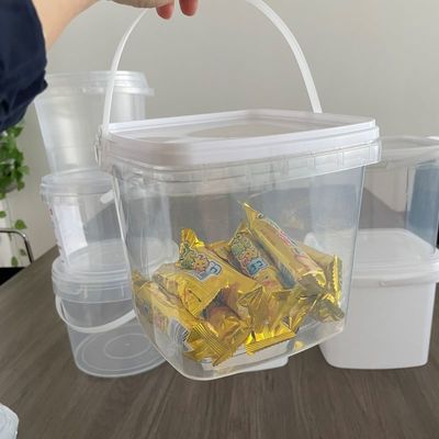 Mantenga sus herramientas cuidadosamente almacenadas con este cubo de plástico transparente y tapa sellada