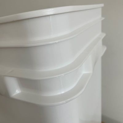 Cubo cuadrado de plástico de 20L con espesor de tapa de 1,0 a 2,5 mm Diseño amigable con los bocadillos