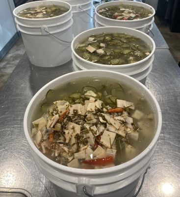 Polípropileno 1L5L7L10L12L16L20L25L cubo de plástico redondo de galón con mango y tapa