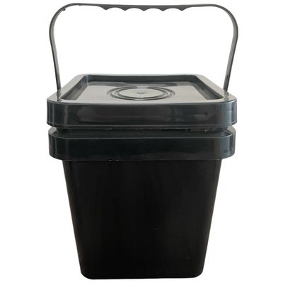 Cubo negro de plástico de 10 litros con tapa resistente y material HDPE