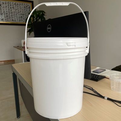 Reciclar y personalizar un cubo de plástico de 15 litros con tapa y un balde fuerte con mango de metal