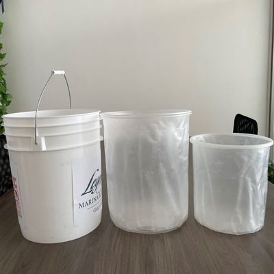 Personaliza un cubo de plástico de 1-25L con tapa y manija Solución de almacenamiento anti-impacto duradera