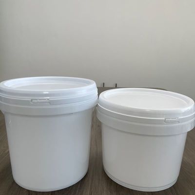 Cubo de plástico blanco a prueba de alteraciones duradero y para aplicaciones industriales