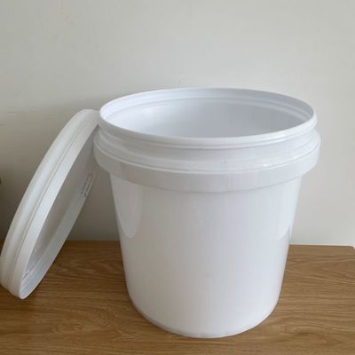 Cubo de plástico de PP blanco de 8L personalizado con tapa y manija de material resistente a productos químicos