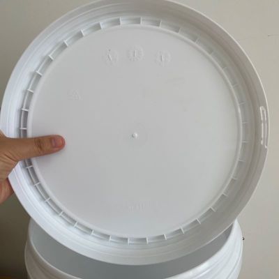 Cubo de plástico de PP blanco de 8L personalizado con tapa y manija de material resistente a productos químicos