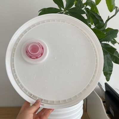Cubo de plástico redondo y duradero de 18 litros y 5 galones con tapa para envases de pintura