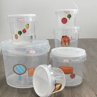 Un cubo de plástico con tapa