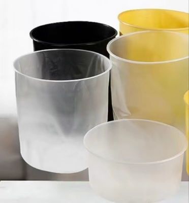 Conviene el revestimiento de cucharas de plástico de color rojo desechable