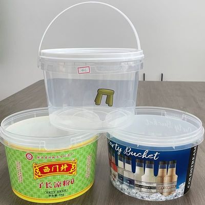 Un cubo de plástico con tapa